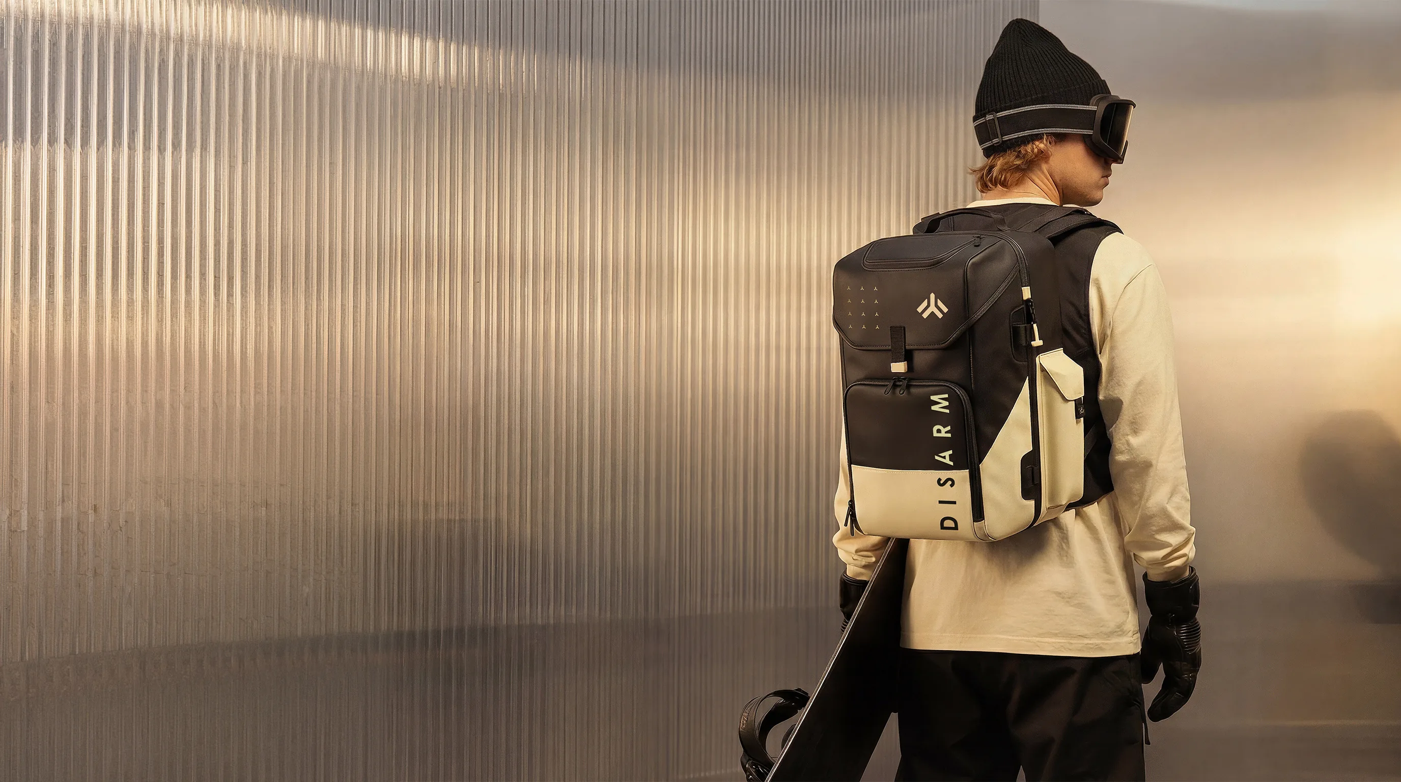 Snowboarder wearing a DISARM technical backpack
